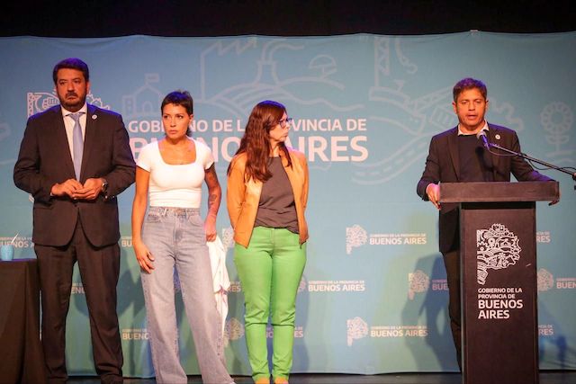 El gobernador vino a Quilmes y entregó escrituras a familias del distrito  
